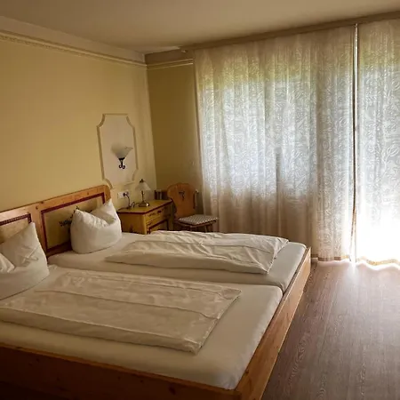 Zum Kreuz Hotel *