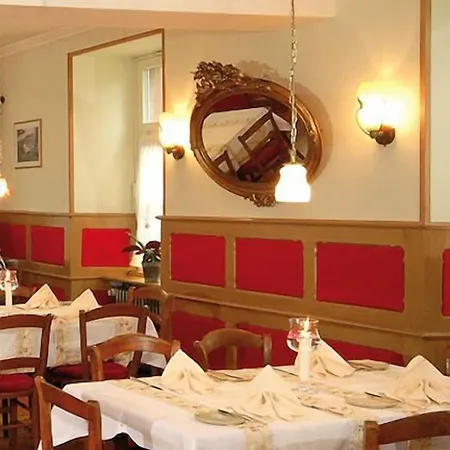 Zum Kreuz Hotel *